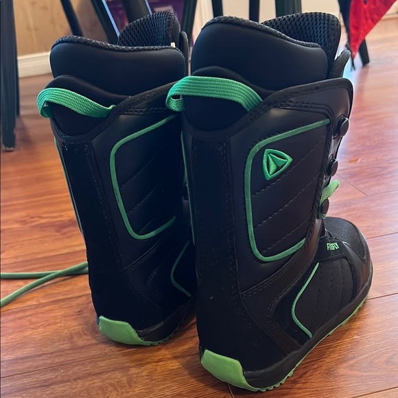 Firefly Kids Snow Boots - Black and Green - Picture 5 of 5